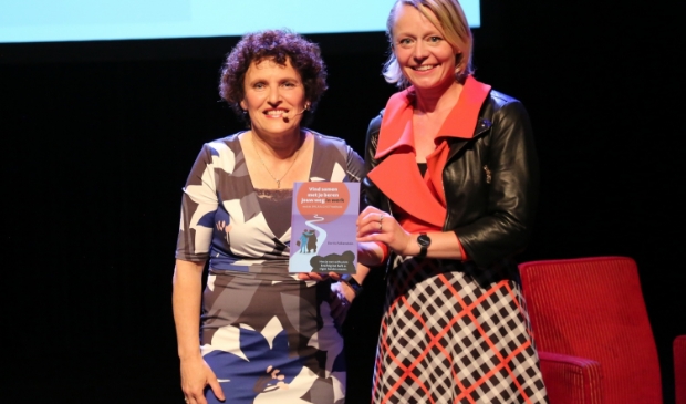 <p>Dorris Falkenstein overhandigt het eerste boek aan Floor Gordon.</p>
