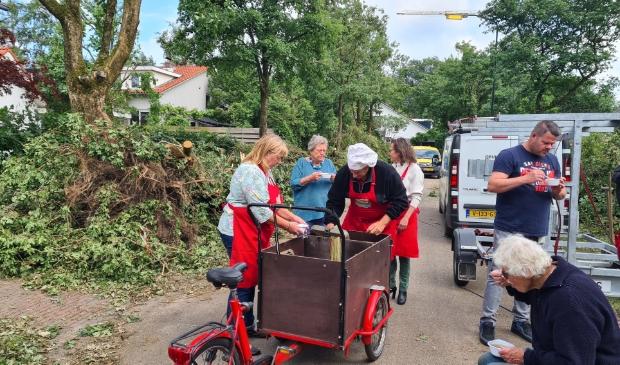 <p>Jos en Jolanda delen soep uit aan bewoners en hulpverleners.</p>
