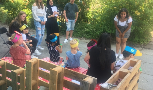Studenten Pedagogisch werk en hun de kinderen tijdens de Buitenspeeldag