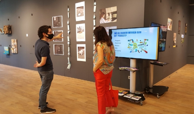 Student in gesprek met Wethouder Fatma Koser Kaya van Kunst, Cultuur & Onderwijs