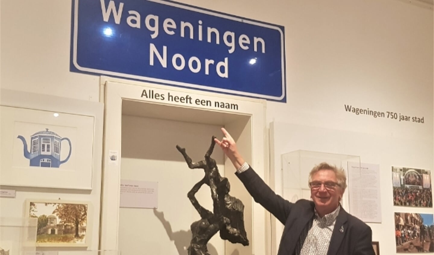 Geert van Rumund legt het verhaal achter het bord Wageningen Noord uit. (foto: Kees Stap)