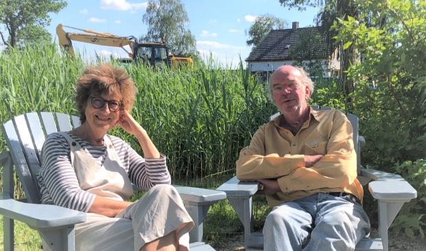 <p>Tineke Booi en Leen Doeve van het 1 km-dijk-project.</p>