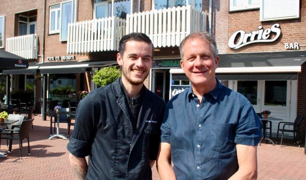 <p>Ed Oudhuizen op het terras van Orries, Brian is de man van de keuken.</p>