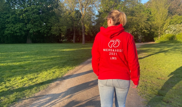 Nierdaagse deelnemer aan het wandelen