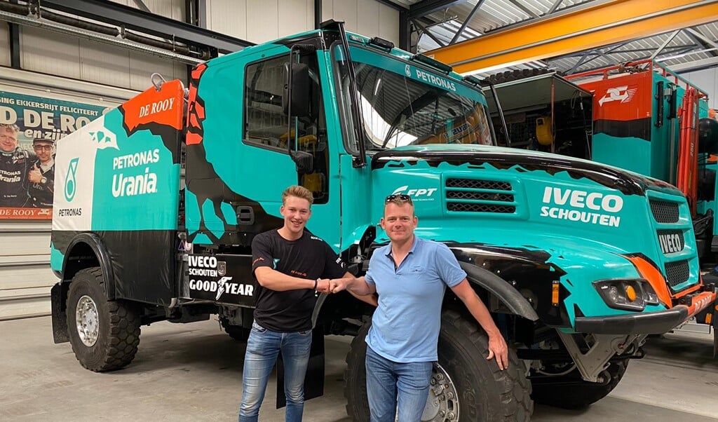 Mitchel van den Brink (links) en Gerard de Rooy van Petronas Team De Rooy Iveco hebben een overeenkomst afgesloten voor de Dakar Rally 2022.