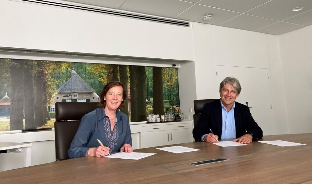Marieta Peek van Woningstichting Putten en wethouder Bert Koops ondertekenen het convenant waarin gezamenlijke afspraken staan die huurschulden moeten helpen voorkomen.