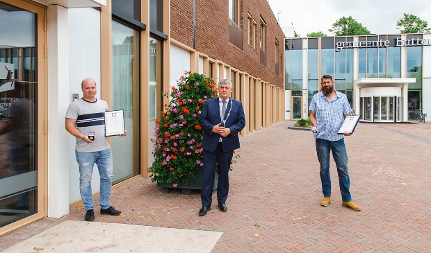 <p>Burgemeester Henk Lambooij met helden Remco Kompier (rechts) en Roy Oldehinkel.</p>