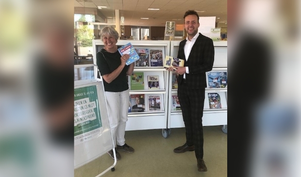 <p>Wietske Dikkers, adjunct directeur van Stichting Coherente en Axel Boomgaars wethouder Sociale zaken, in het Dorpshuis in Duivendrecht.</p>