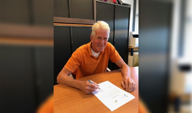 voorzitter J. Bood tekent de intentieverklaring