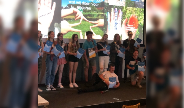 Leerlingen van scholengemeenschap Guido krijgen een MDT-certificaat uitgereikt onder groot applaus van andere leerlingen en docenten