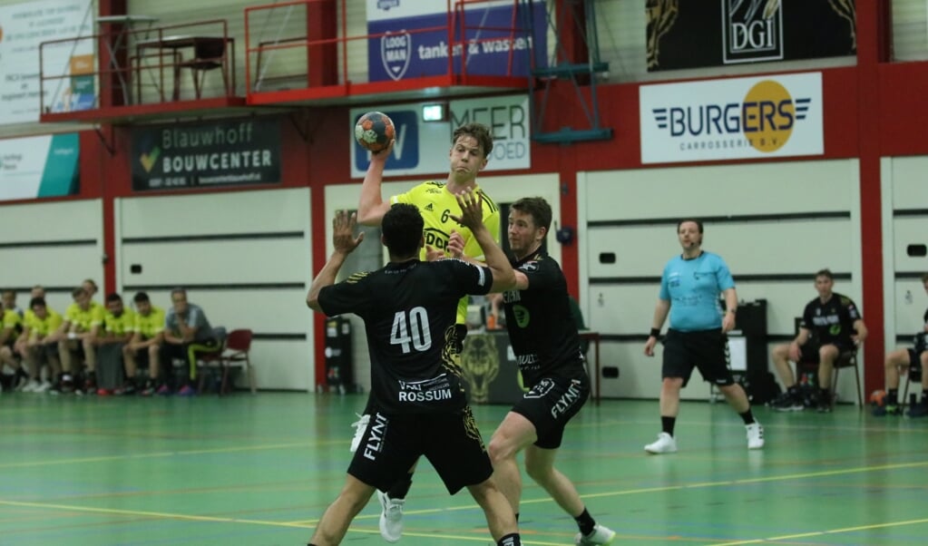 Handbal Houten speelt tegen Aalsmeer