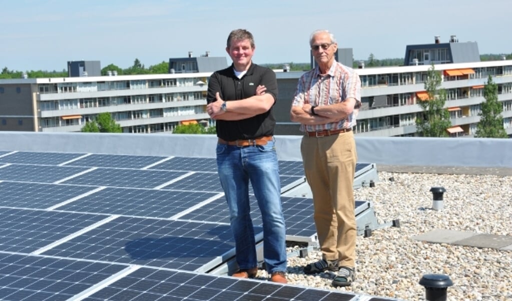 Patrick Baas en Jan van Hoeijen op het dak van hun sinds kort duurzame flat.