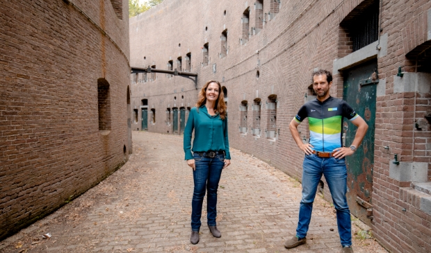Wethouder De Groot en gedeputeerde Schaddelee op Fort Honswijk
