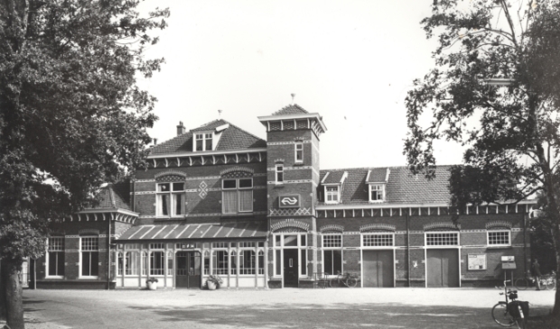 Een van de laatste foto’s die van de voorgevel gemaakt werden met het nieuwe NS-logo boven de voordeur van de woning van de stationschef.