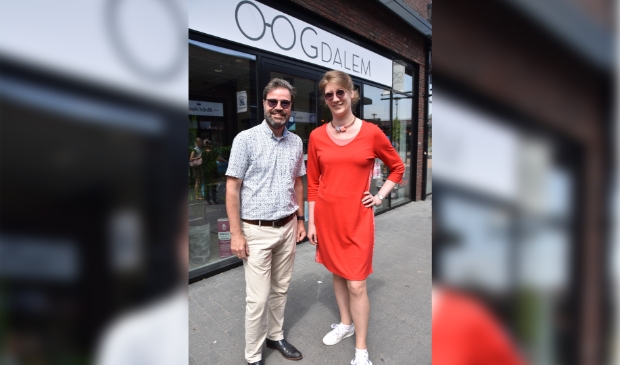 <p>Ellie Hovestadt en Ronald Kilian </p><p>De Linie 26 </p><p>4208 DE Gorinchem </p><p>(0183)745926 </p><p>zicht@oogdalem.nl </p><p>www.oogdalem.nl</p><p> </p>