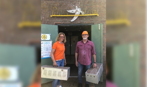 <p>Esther Kroon en Kees Groeneveld, voorzitter PV De Gouden Leeuw.</p>