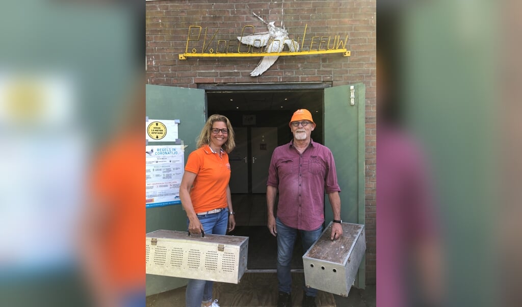 Esther Kroon en Kees Groeneveld, voorzitter PV De Gouden Leeuw.