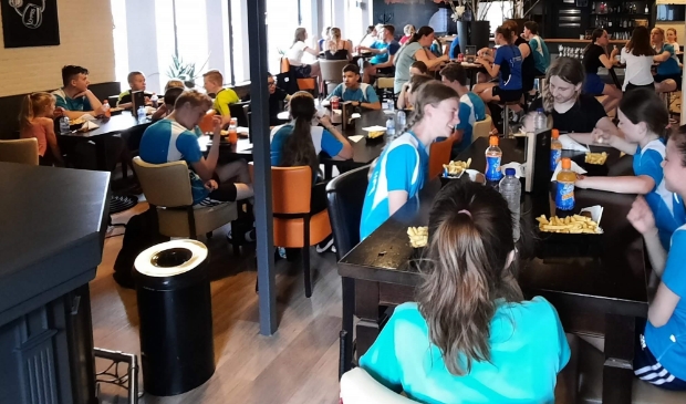 In de foyer prijsuitreiking en eten