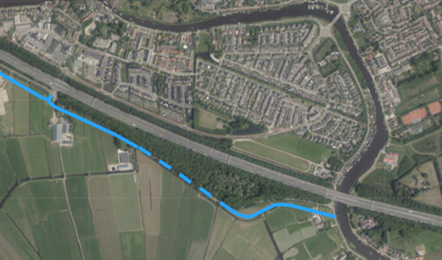 De blauwe lijn is de nieuwe locatie van de Polderweg.