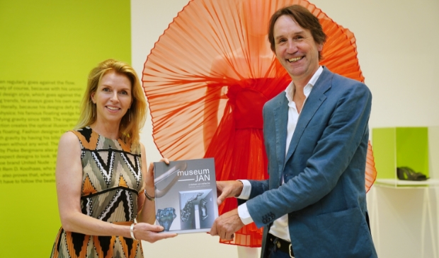 <p>Voor het eerst in 30 jaar verschijnt er een boek over de geschiedenis en glascollectie van Museum JAN. Wethouder Herbert Raat ontving vrijdag het eerste exemplaar.</p>
