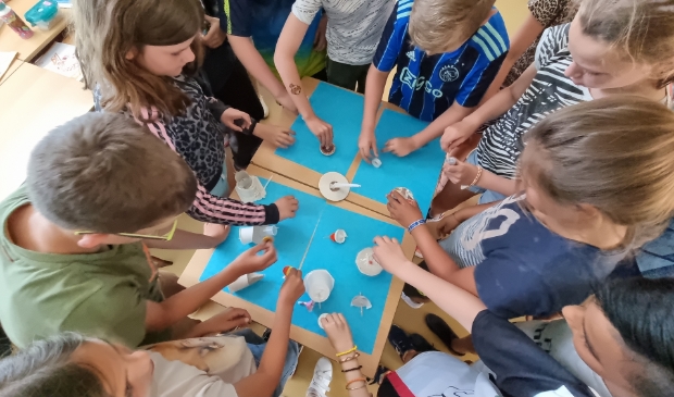 <p> De kinderen leren ze vaardigheden zoals samenwerken en kritisch denken.</p>