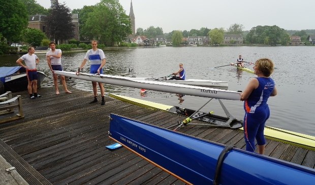 V.l.n.r. Tom van den Broek , Niels van der Zwan, Adri Middag en Annette Neervoort. Op het water Inge de Wildt in de lite boat.