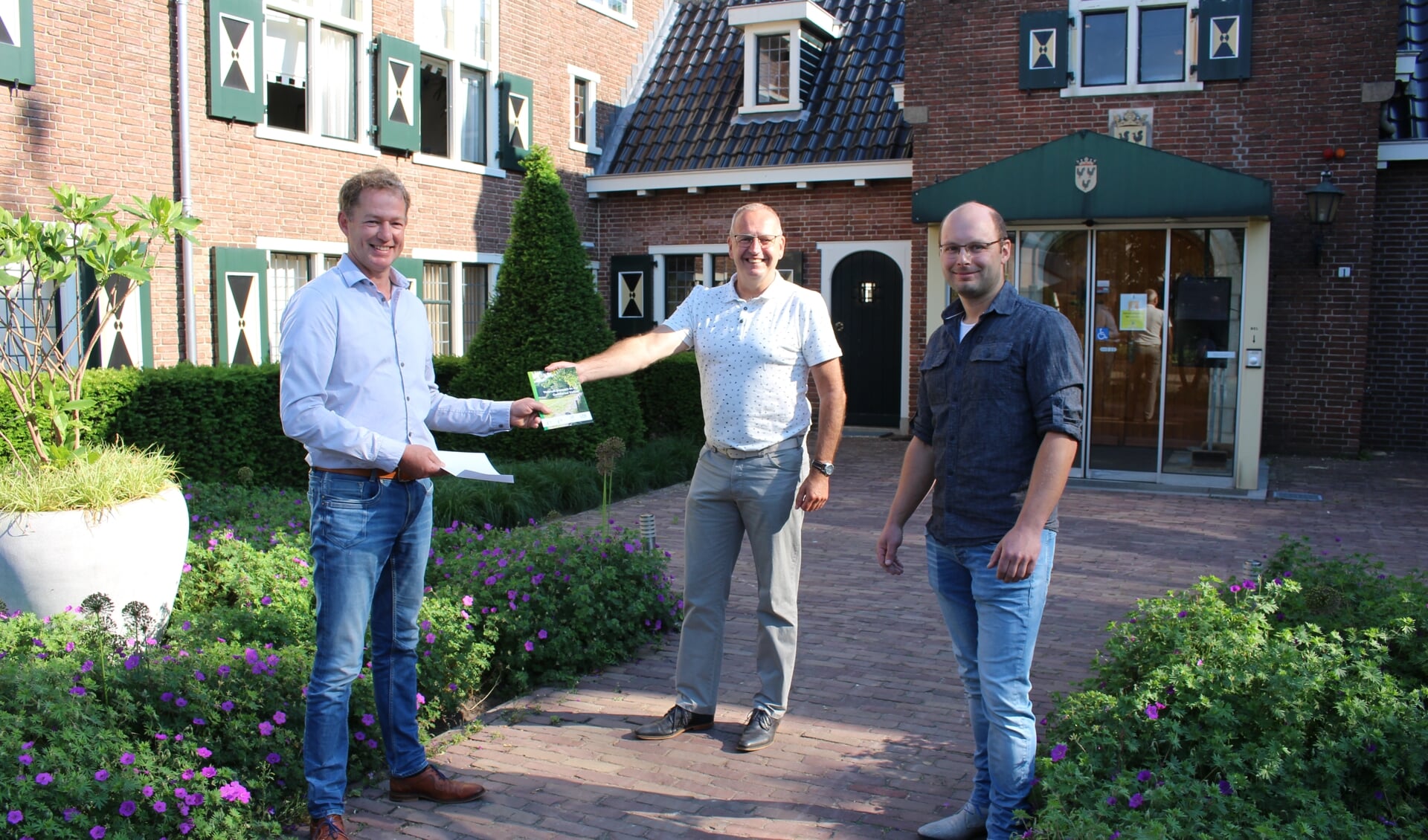 Van Links naar rechts Ben Apeldoorn, wethouder Pieter de Kruif en Hans van der Knaap