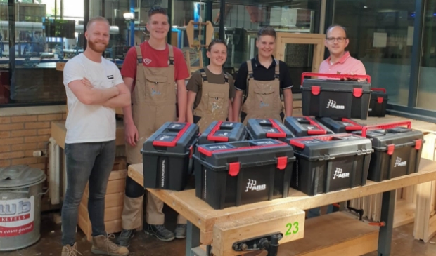 Overhandiging gereedschapsset ABB Op Maat aan het Gilde