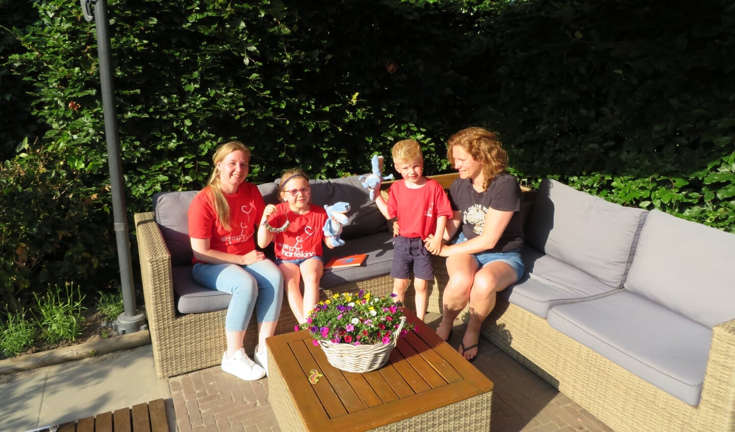 Bertine Stoffelsen met dochter Lisa en Annemarie Boonen met zoontje Thijmen zetten zich in voor Stichting Hartekind. 
