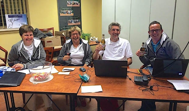 <p>Frieda Veldhuizen (links) hier actief in de Open Toernooi Commissie met Marijke den Haan, Frits Petit en Jur van Hamersveld.</p>