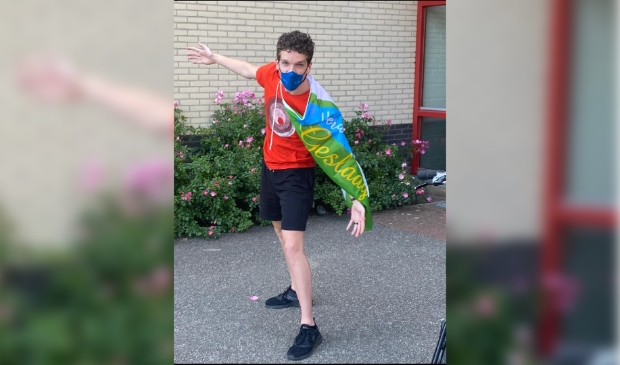 Thijs kraaijenaai geslaagd met vlag op zijn rug