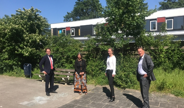 <p>Van links naar rechts: Wethouder Van Ballegooijen, Naomi Tas (bestuurder RIBW K/AM),Bionda Olivier (Villex), wethouder Ellermeijer voor het gebouw aan de Graaf Janlaan. </p>
