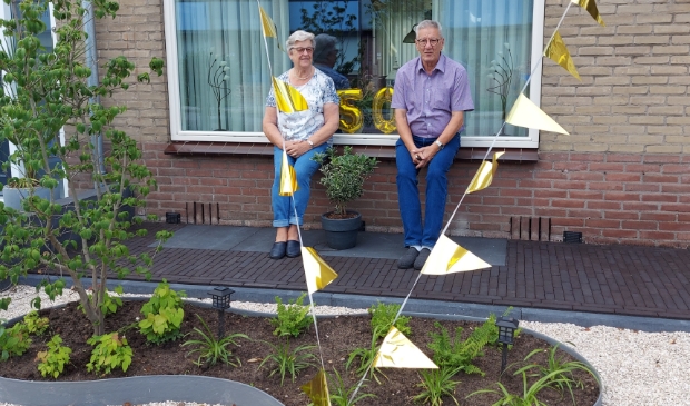 Gert en Cor in hun versierde tuin