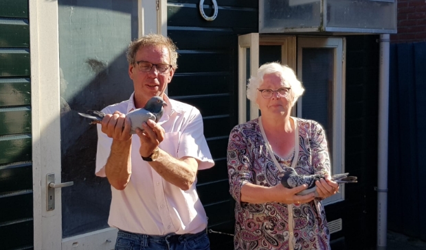 Dick en Alie in hun nopjes met deze 2 kopduiven!