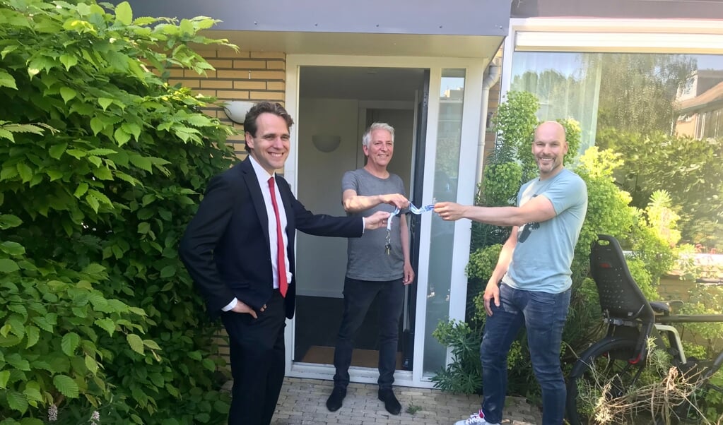 De verhuurder overhandigt de sleutel van het Parentshouse aan wethouder Marijn van Ballegooijen en directeur Regenboog Groep Hans Wijnands.