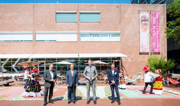 <p> Hugo Siblesz (voorzitter bestuur Cobra Museum), de Mexicaanse ambassadeur José Antonio Zabalgoitia, burgemeester Tjapko Poppens en Stefan van Raay (waarnemend directeur Cobra Museum). .</p>