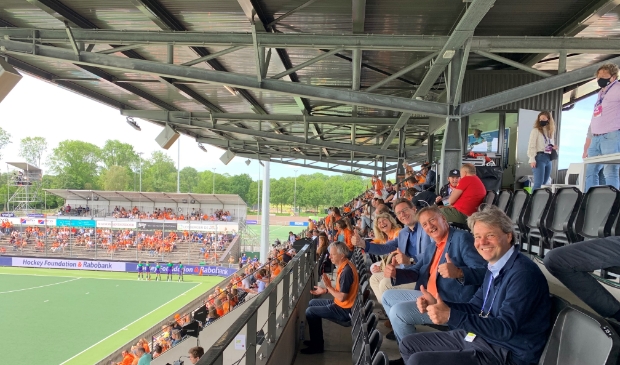 <p>Burgmeester Tjapko Poppens en sportwethouder Rob Ellermeijer wonen de herenfinale bij.</p>
