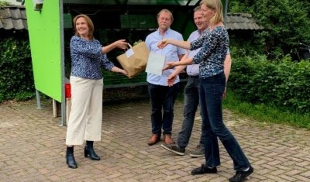 Wethouder Didi Dorrestijn krijgt de eerste streektas overhandigd door deelnemer Justine Smithuis.