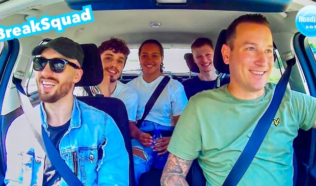 <p>Sören van Rooij met een auto vol BreakSquad.</p>