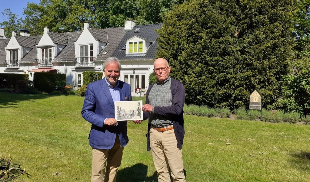 Bram Brinkman (l) en Joost Kingma tonen een gravure van oud Driebergen. ,,Toen was Driebergen nog mooi.