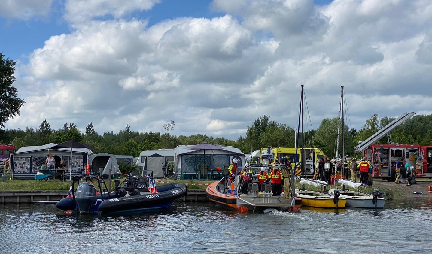 Hulpdiensten bij de haven van vakantiepark RCN Zeewolde.