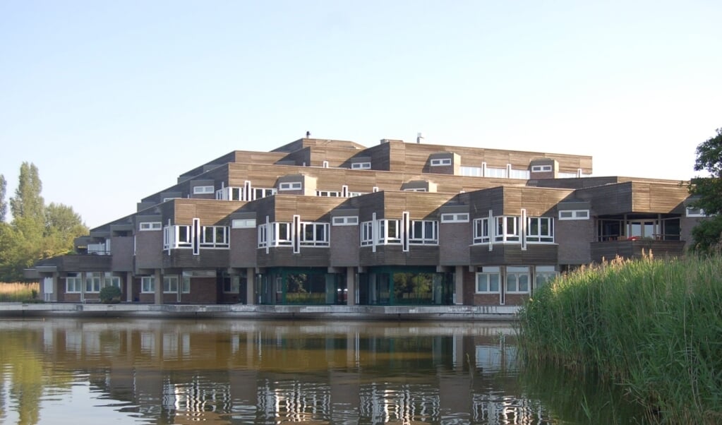Raadhuis van Amstelveen gezien vanaf De Poel.