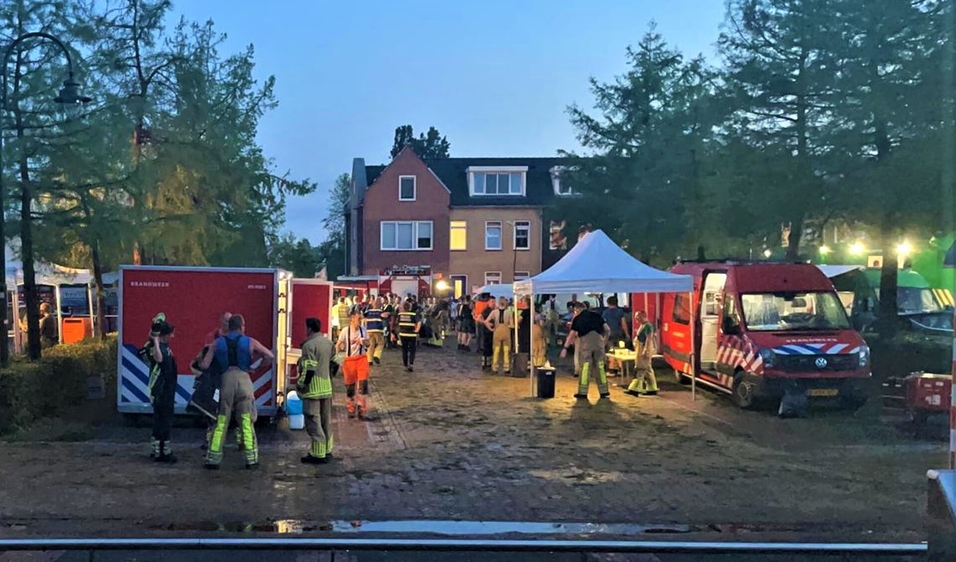 De hele Veiligheidsregio Utrecht leverde materiaal en manschappen na de windhoos. 