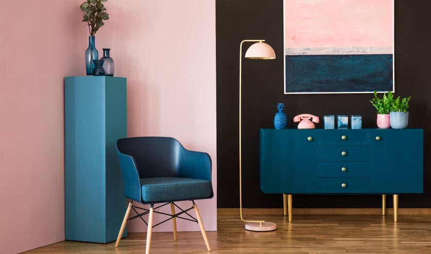 Blauw en roze interieur voor de woonkamer.