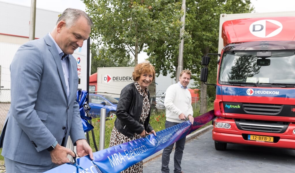 Gerard Slegers (vicevoorzitter Vervoerregio), Rineke Korrel (wethouder gemeente Ouder-Amstel) en Jan van Deudekom (eigenaar) openen officieel het laadstation. 