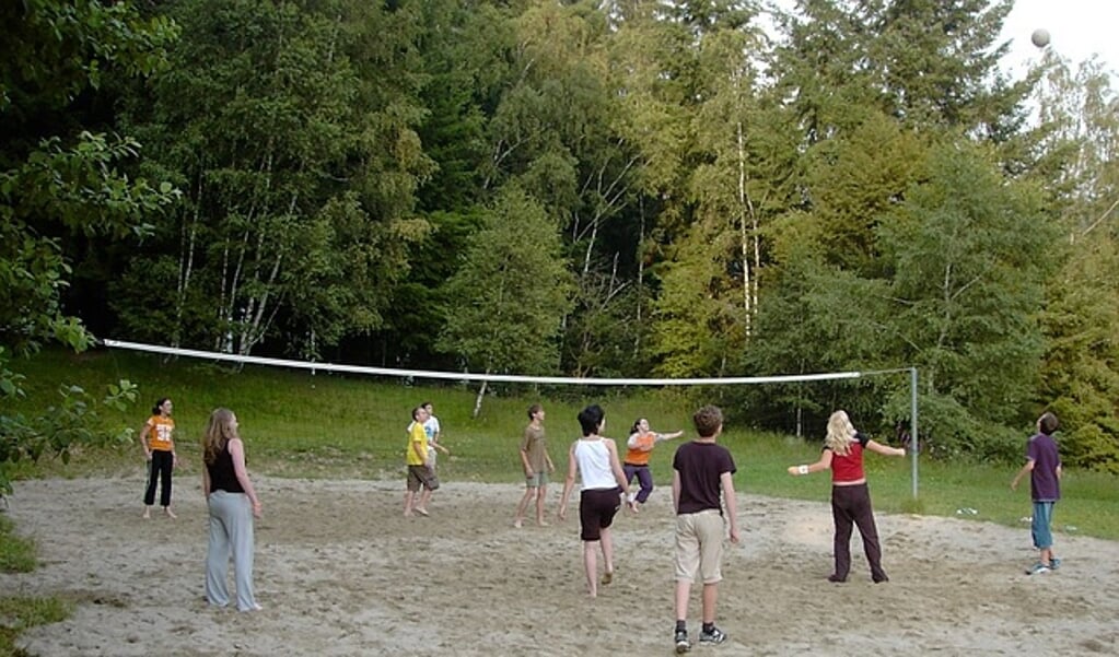 Een van de onderdelen is volleybal.
