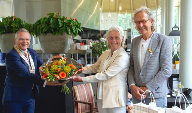 <p>Burgemeester Jan Luteijn, Teunis Ruiter en zijn echtgenote Gerie. </p>