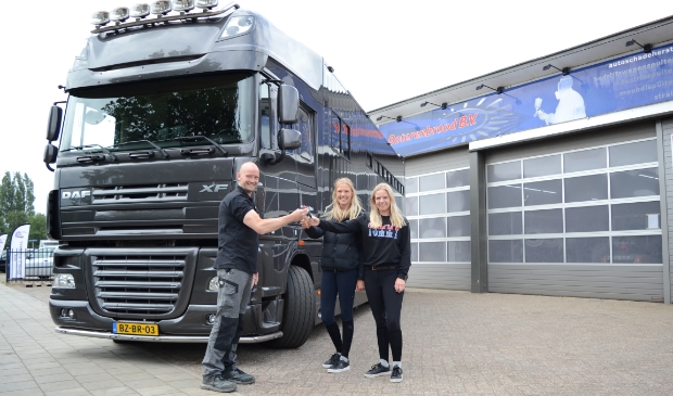 Foto (v.l.n.r.): Marc Bouma, Dee Jay Pijpers en Sammy Jo Pijpers voor de nieuwe paardenvrachtwagen.