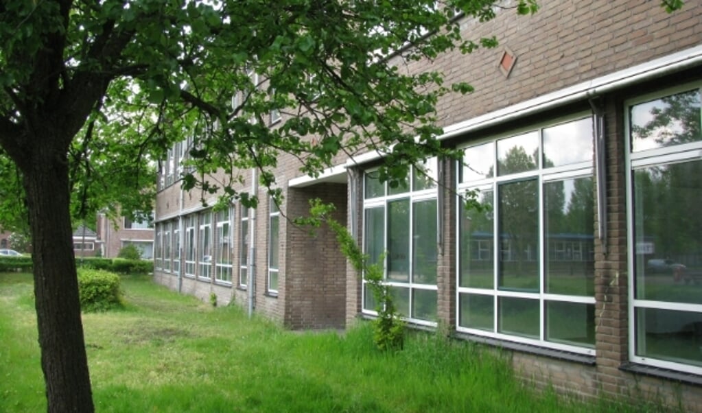 De voormalige Salvatorschool, hier de zijde langs de Patrimoniumlaan zal voor het einde van het jaar verdwijnen. (Foto: Gertjan van Capellen)