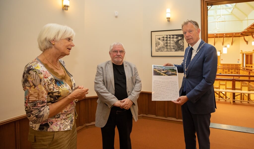 Jelleke Harkema, voorzitter Jacques Grishaver en burgemeester Mark Röell met het certificaat.  
